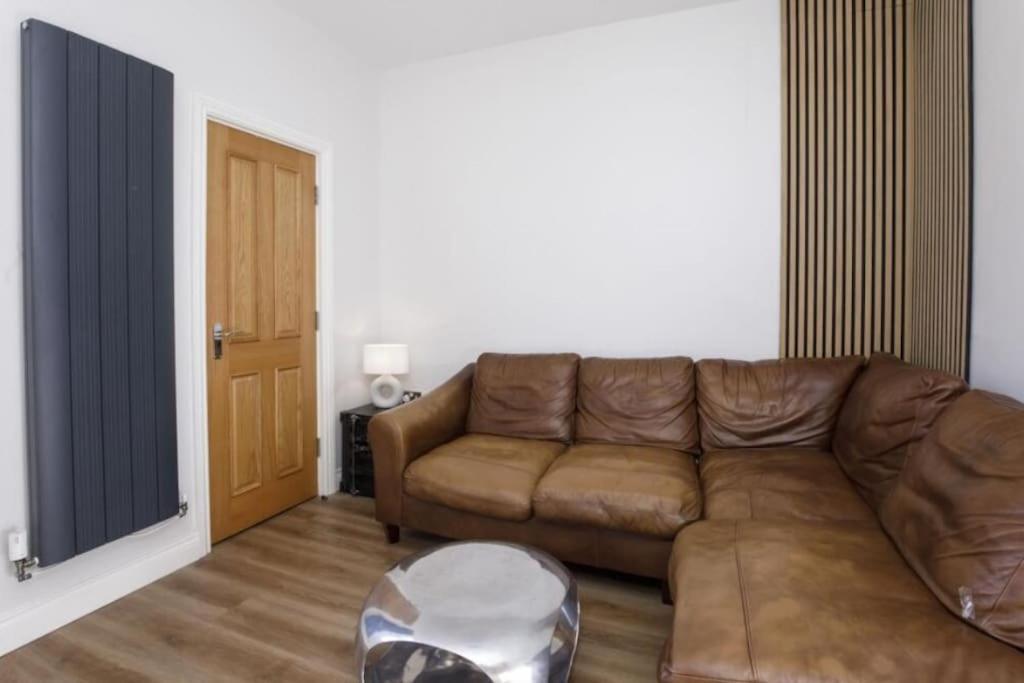 Large Renovated 4 Bed *