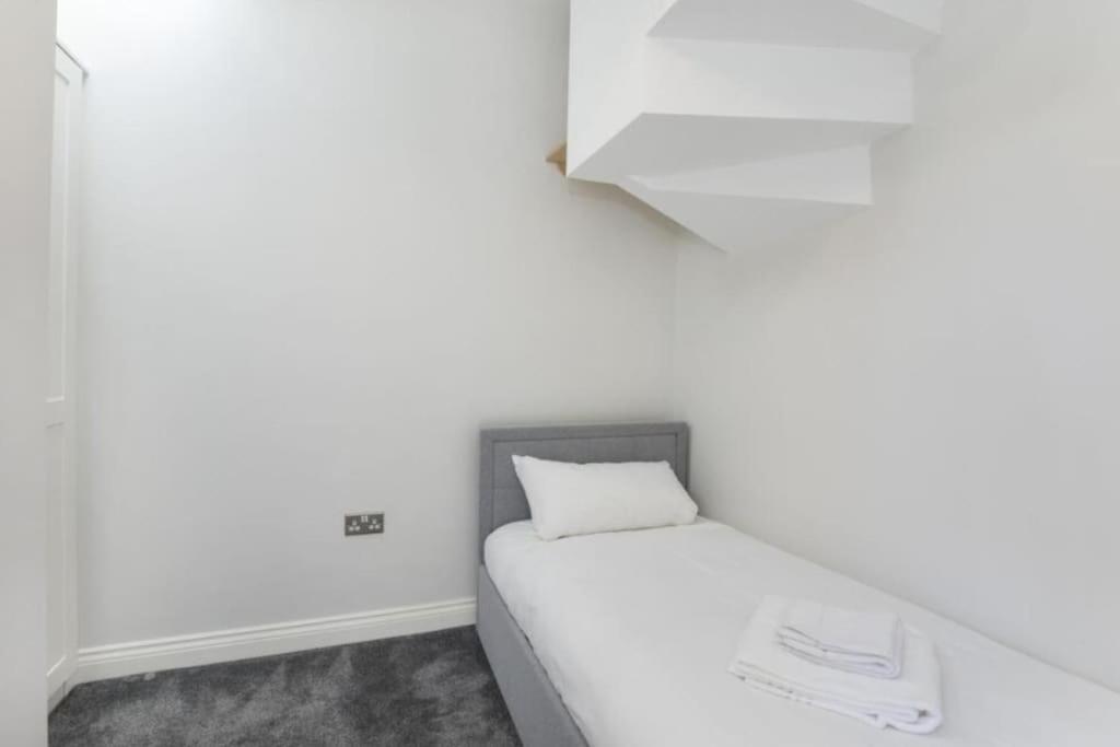 Large Renovated 4 Bed York