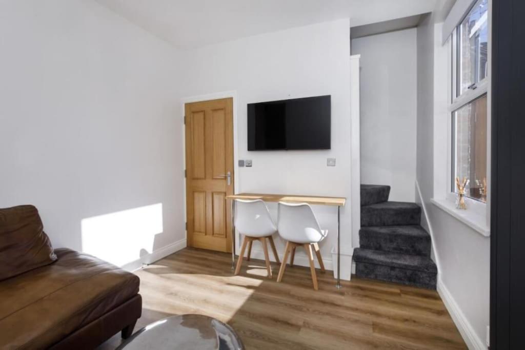 Large Renovated 4 Bed Holiday home *